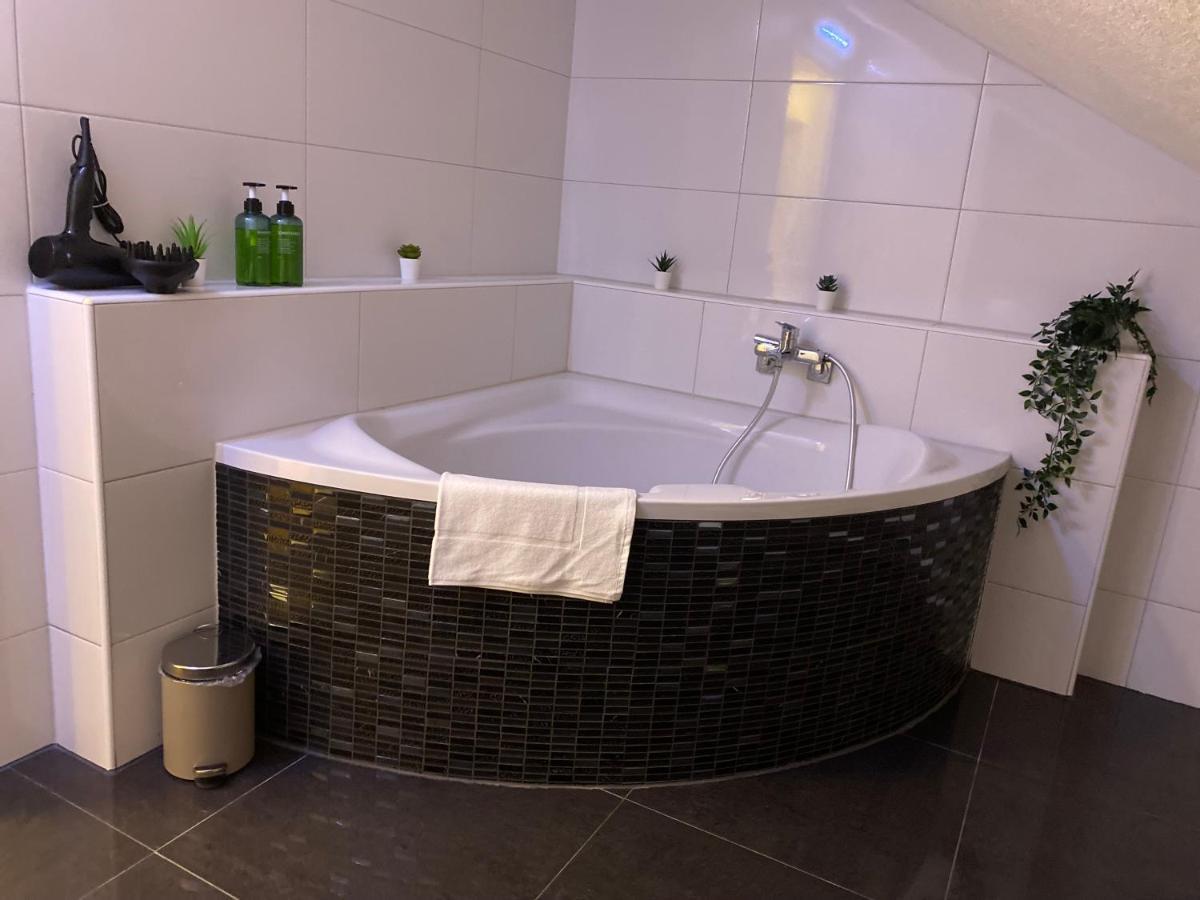 Deluxe Business Suite Mit Netflix Premium & Parkplatz, Zentral Zu Audi & Schwarz Gruppe With 2 Bedrooms บาดฟีดริชส์ฮัลล์ ภายนอก รูปภาพ