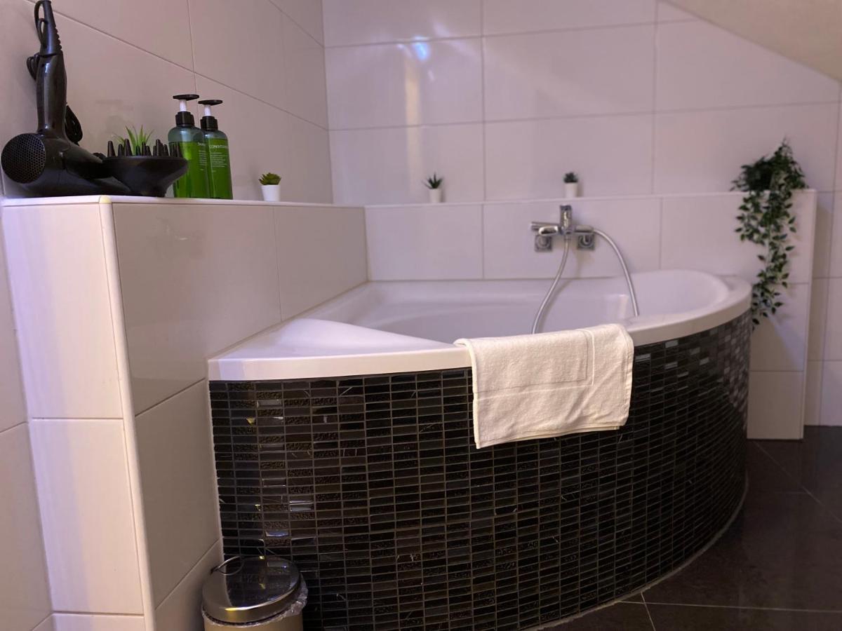 Deluxe Business Suite Mit Netflix Premium & Parkplatz, Zentral Zu Audi & Schwarz Gruppe With 2 Bedrooms บาดฟีดริชส์ฮัลล์ ภายนอก รูปภาพ